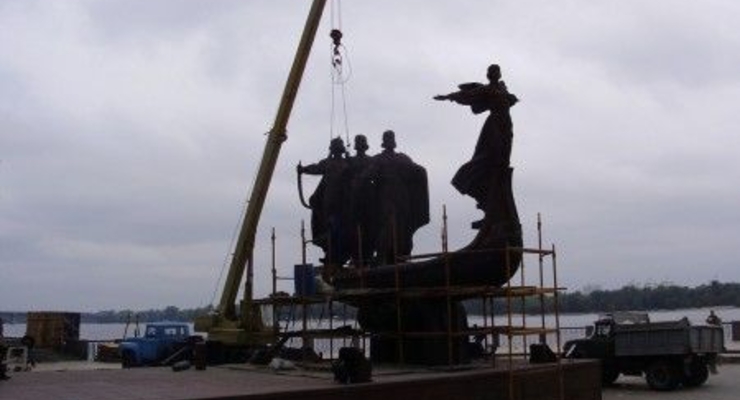 Памятник основателям Киева восстановили