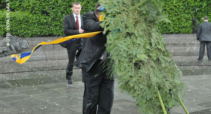 Венок, упавший на Януковича, продадут с аукциона