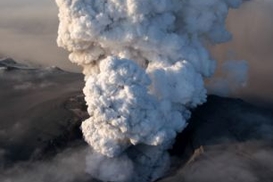 Из-за вулкана в Европе отменили тысячу авиарейсов