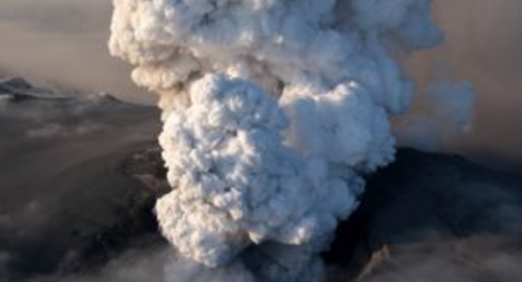 Из-за вулкана в Европе отменили тысячу авиарейсов