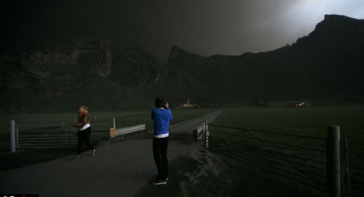 Новые ФОТО извержения вулкана в Исландии