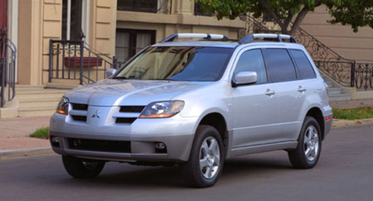 Mitsubishi врезался в остановку: двое погибших