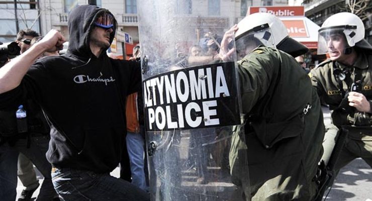 В Афинах массовые беспорядки: есть погибшие (фото)