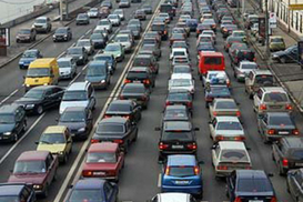 Утром движение транспорта на дорогах затруднено