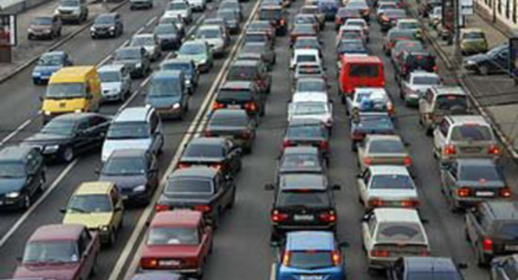 Утром движение транспорта на дорогах затруднено