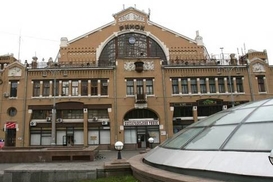 В центре Киева на пешехода упал кусок здания