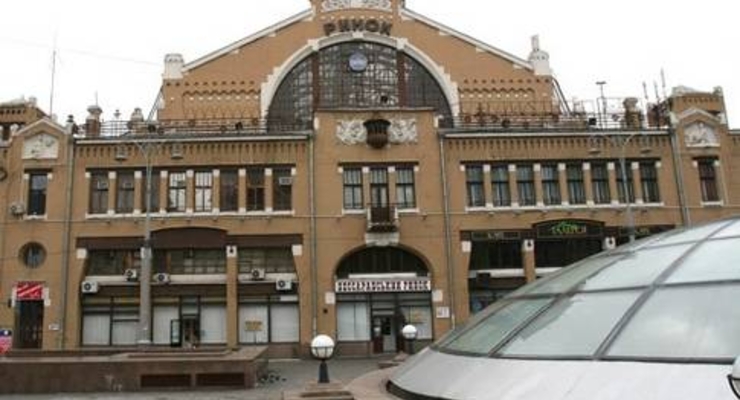 В центре Киева на пешехода упал кусок здания