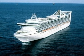 В Средиземном море 8-метровые волны обрушились на круизный лайнер: есть пострадавшие