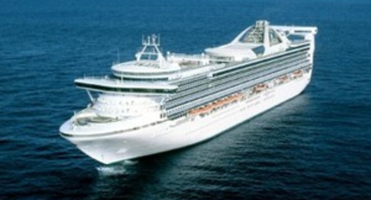 В Средиземном море 8-метровые волны обрушились на круизный лайнер: есть пострадавшие