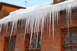 Еще одна жертва сосулек: В Кременчуге женщина получила тяжелую травму головы