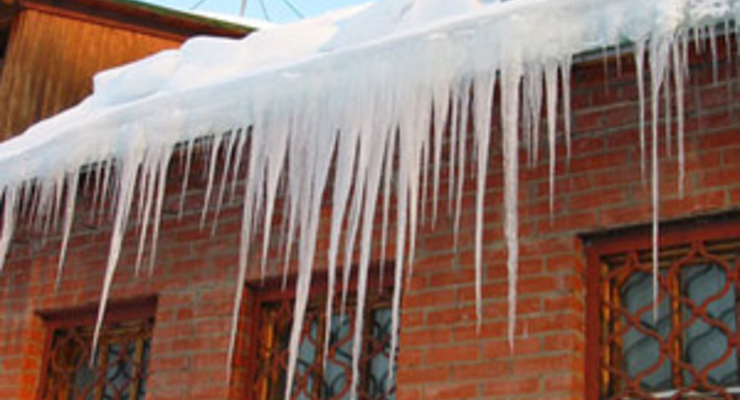 Еще одна жертва сосулек: В Кременчуге женщина получила тяжелую травму головы