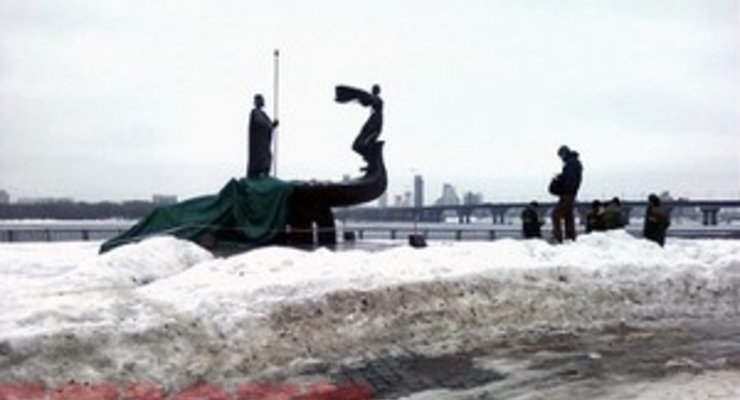 Обрушился памятник основателям Киева (фото)