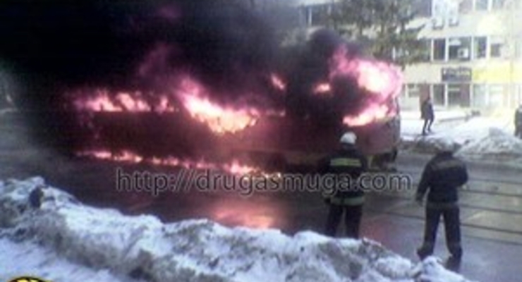 В Киеве на Подоле сгорел трамвай (фото)