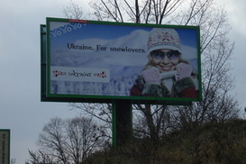 В Одессе женщине на голову упал рекламный щит