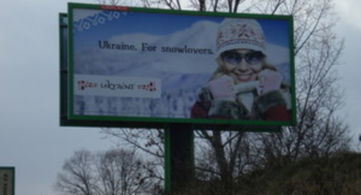 В Одессе женщине на голову упал рекламный щит