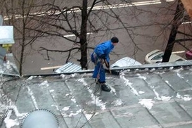 В Кировоградской области из-за неубранного снега провалилась крыша завода: есть пострадавшие