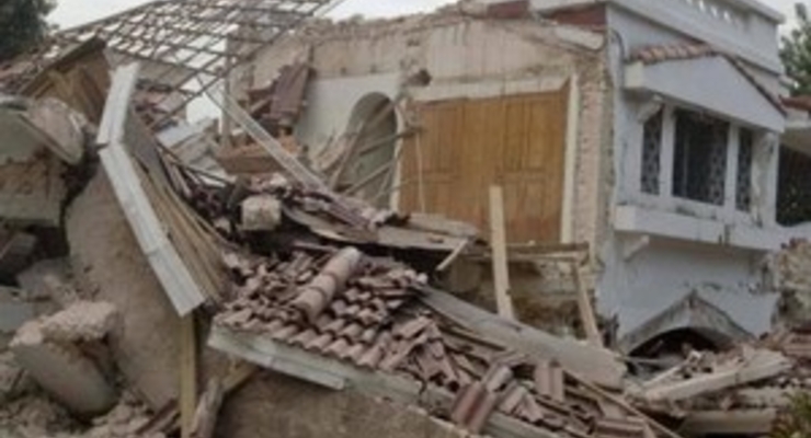 На Гаити 27-летний мужчина провел под завалами месяц и выжил