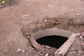 В столице 2-летний ребенок провалился в отрытый люк