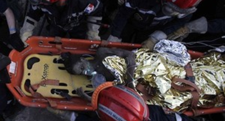 На Гаити через 15 дней после землетрясения из-под завалов удалось спасти девочку (ФОТО)