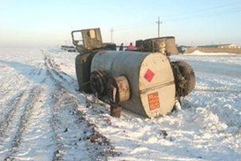 В Крыму из-за гололеда перевернулся бензовоз (ФОТО)