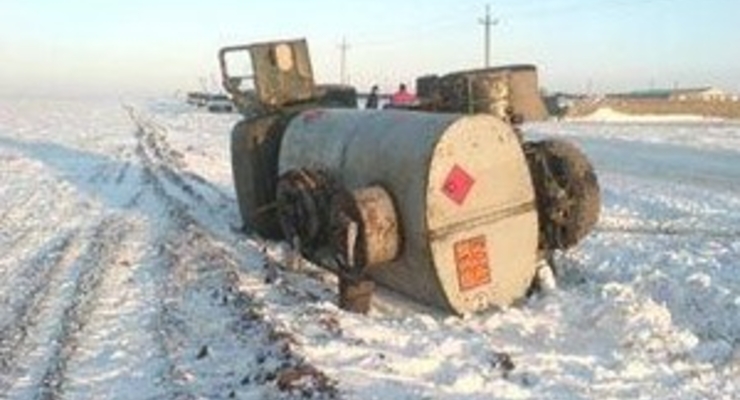 В Крыму из-за гололеда перевернулся бензовоз (ФОТО)