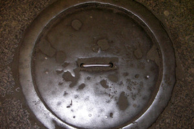 В люке на Крещатике задохнулся бомж