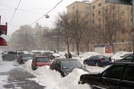 На трассе между Николаевом и Херсоном в снегу застряли 100 автомобилей