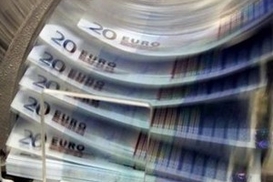 Евро рекордно подешевел к доллару