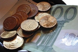 Евро продолжает терять позиции (на 15:30)