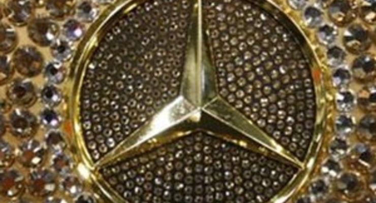 В Японии представили Мерседес, украшенный кристаллами Swarovski (фото)