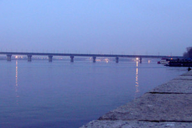 С моста Патона упал человек