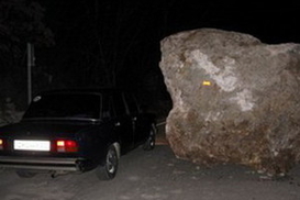 В Ялте валуны падали прямо на дорогу (ФОТО)