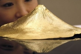 Японцы сделали золотой макет Фудзиямы (фото)