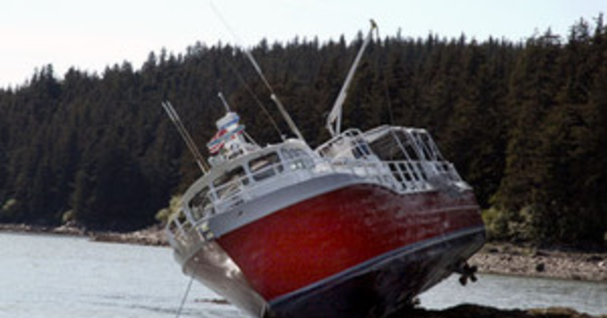 село мели. баркас паромный. выброшенные на берег корабль полуостров рыбачий. на мели. мель на реке.