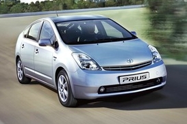 Toyota показала автомобиль, заряжающийся от розетки (ФОТО)