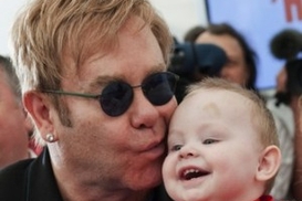 Элтон Джон оплатит образование украинского мальчика (фото)