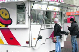 Черновецкий открыл в Киеве ларьки с хот-догами (ФОТО)