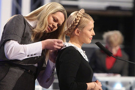 Тимошенко разрешила расстегнуть себе платье в прямом эфире (фото)