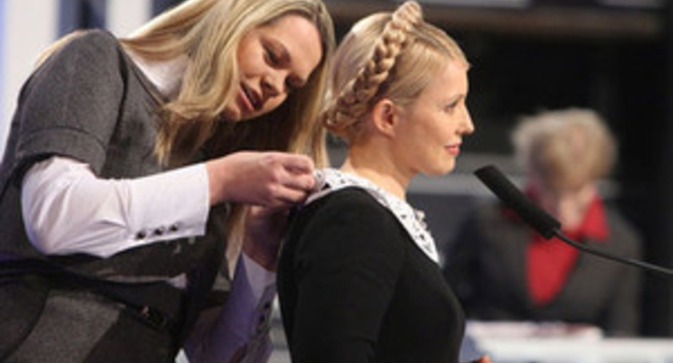 Тимошенко разрешила расстегнуть себе платье в прямом эфире (фото)