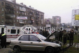 В Киеве автомобиль врезался в остановку: шестеро пострадавших (фото)