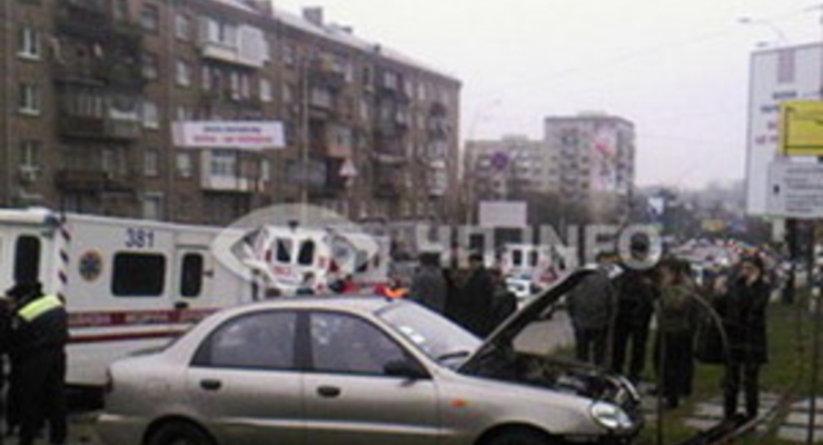 В Киеве автомобиль врезался в остановку: шестеро пострадавших (фото)
