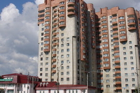 В столице из многоэтажки выпала 14-летняя девушка