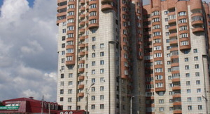 В столице из многоэтажки выпала 14-летняя девушка