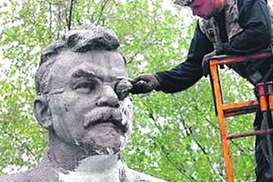 В Киеве демонтировали памятник Петровскому (фото)