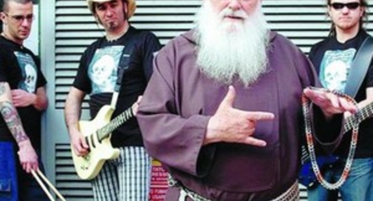 Итальянский монах уходит из хеви-металл группы (ФОТО)