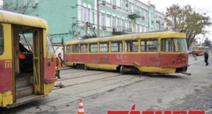 В столице трамвай сошел с рельс (ФОТО)