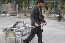 Японец путешествует по миру пешком. Теперь он в Украине (ФОТО)