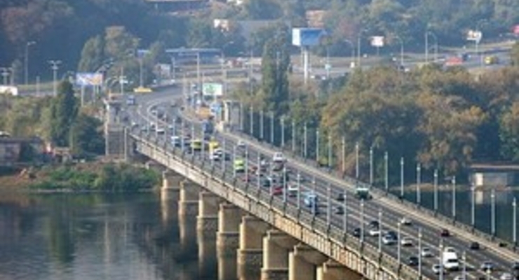 На мосту Патона ограничат движение