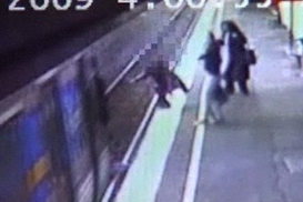 Ребенок выжил после падения на рельсы метро (ФОТО)