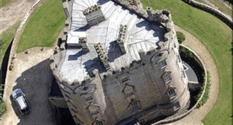 Николас Кейдж продаст свой замок (ФОТО)